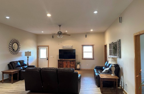 Fairport House | 3-bedroom farmhouse in Pattonsburg. Enjoy your stay