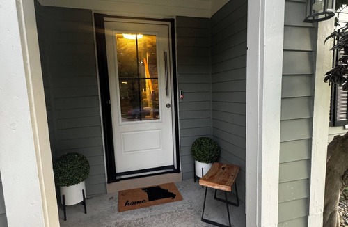 Waldron House | 3-bedroom house in terrific Kansas City with AC for relaxing stays