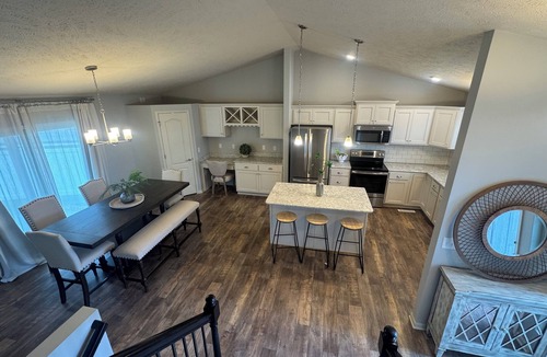 Jefferson House | 3-bedroom updated house sleeps 7 with natural light!