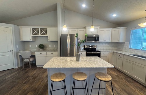 Jefferson House | 3-bedroom updated house sleeps 7 with natural light!
