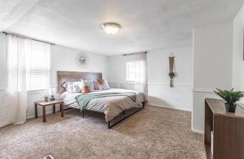 South Kansas City Villa | 3 Bedrooms House in Waldo Kansas City