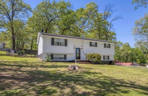 Leawood House | 3 BR Cozy Home w/Large Backyard & Basement Hangout in Quiet Neighborhood