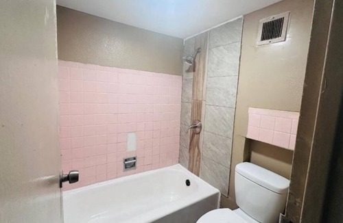 Fort Wayne Hotel | 3 Budget-Friendly Rooms Perfect for Exploring Lakeside Park Rose Garden
