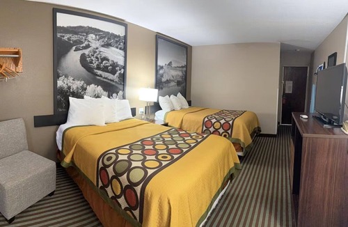 Lexington Hotel | 3 Peaceful Rooms w/Free Parking & Near Restaurants—Peaceful Weekend Stay