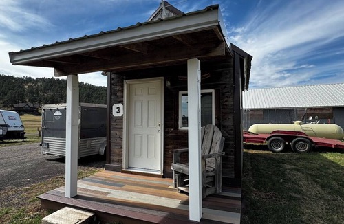 Sturgis Cabin | 3 Peaks Cabin - Sleeps 5, mini fridge + AC