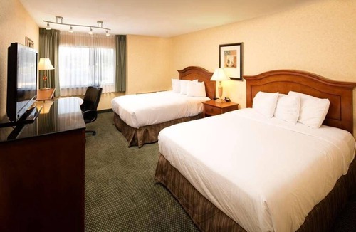 Wenatchee Hotel | 3 Premium Units Perfect for Groups! Free Parking, Enjoy on the Pool!