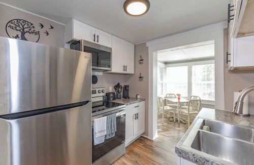 South Hyde Park Apartment | 3 Private Suites ~ Extended Stay Near Plaza/Stadium/Fan Fest ~ Flexible Check-In