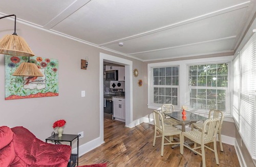 South Hyde Park Apartment | 3 Private Suites ~ Extended Stay Near Plaza/Stadium/Fan Fest ~ Flexible Check-In