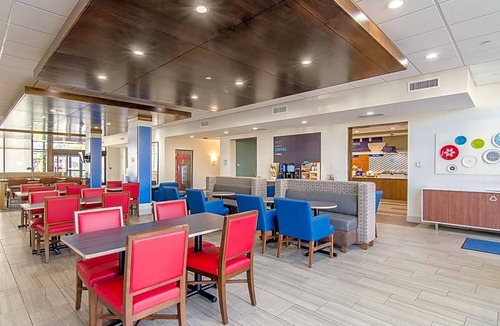 Atchison Hotel | 3-Star Hotel ∙ Holiday Inn Express & Suites - Atchison, an IHG Hotel