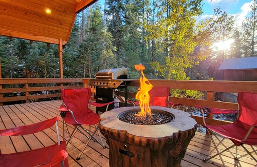 Duck Creek Village Cabin | 3 Story Cabin w/Spacious Deck and a Treasure Hunt