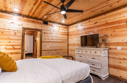 Golden Cabin | 3Bdr + Loft ON RIVER w/Entertainment for All and Pet Friendly