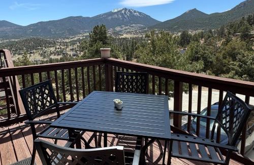 Venner Ranch Estates House | 3BR Cabin Near RMNP | Sweeping Views + Fireplace