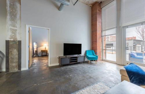 Crossroads Arts District Apartment | 3BR Luxury Historic Loft with Gym by ENVITAE