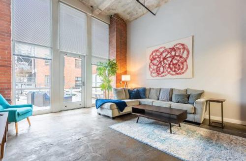 Crossroads Arts District Apartment | 3BR Luxury Historic Loft with Gym by ENVITAE