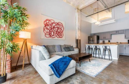 Crossroads Arts District Apartment | 3BR Luxury Historic Loft with Gym by ENVITAE