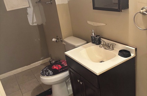 Chatham House | 4/20 Friendly 12PM Check Out 1 Bedroom Basement