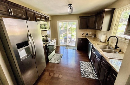 Parkville House | 4-bedroom house in charming Parkville Mo