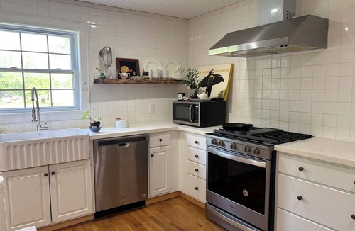 South Kansas City House | 4-bedroom house in Kansas City. 16 miles from GEHA stadium for Major international sporting event