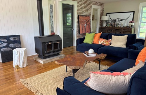 South Kansas City House | 4-bedroom house in Kansas City. 16 miles from GEHA stadium for Major international sporting event