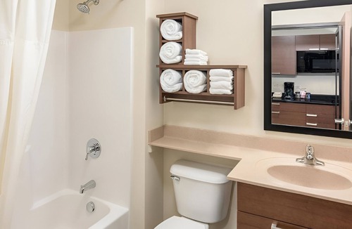 Council Bluffs Hotel | 4 Bright + Homey Rooms Perfect for Exploring Lake Manawa & Union Pacific Museum