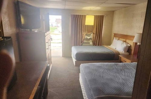 Quinter Hotel | 4 Family-Friendly Rooms - Stay in Room with 2 Queen Beds + Private Amenities