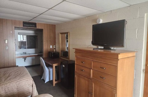 Quinter Hotel | 4 Family-Friendly Rooms - Stay in Room with 2 Queen Beds + Private Amenities