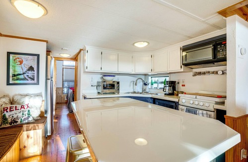 Breckenridge Cabin | 4 Mi to Slopes! Breck Mtn Base w/Hot Tub Access