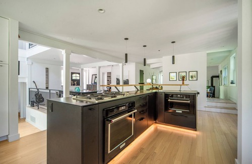 Winding Trail House | 4 private suites+bonus 5th bedroom! Hot Tub on 3/4 acre. Family+Pets+Retreat