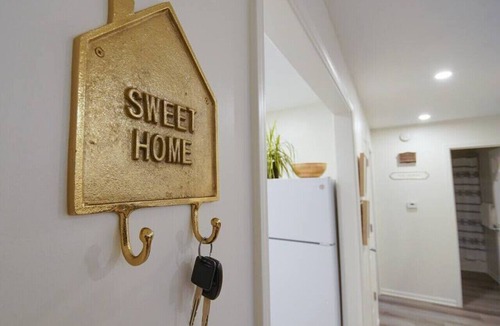 Oread Apartment | [4] StayAwhile: The Modern Retreat, Steps from Mass St!