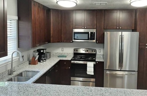 Central Oklahoma City Apartment | [ 4023 B]Private Bedroom Suite Communal House near Integris, One mile from Integris/Baptist Medical