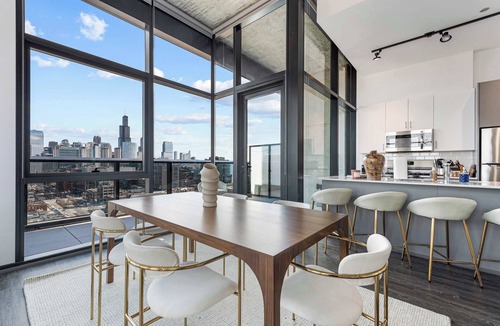 West Loop Apartment | 4BR Apt Same Floor Combo Group Stays Top Amenities
