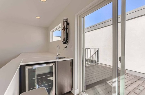 Highland Condo | 4BR Upscale Townhome/Roof Top w/Skyline Views