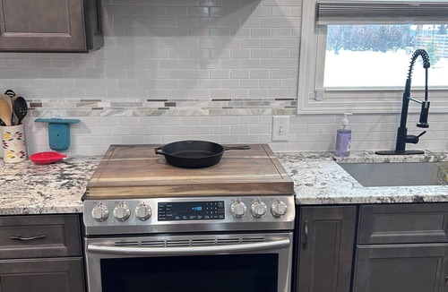 Waldron House | 5 Min to Homefield - Whole Home - Huge Fenced Yard - Fur Babies Welcome