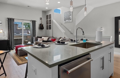 Jefferson Park House | ★★★★★ 5 Star, Private Room, Rooftop Deck