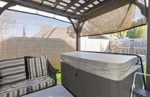 Grapevine House | 5 star Super Host, 3-bedroom, one story, Hottub Grapevine, Lake Access
