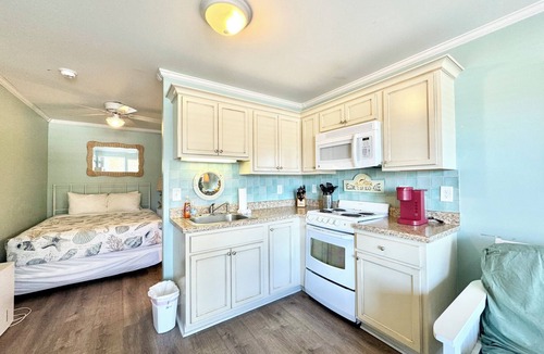 Atlantic Beach Condo | 50 Steps to Private Beach Oceanside Community 1st Floor Pool Kitchen BBQ Grills