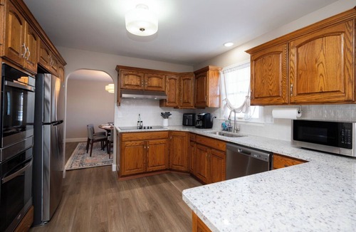 Pauline House | 5BR Sherwood StayAwhile - Lake View - Covered Porch - Fenced Yard - Pet Friendly