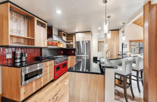 Warrior's Mark West House | 5BR Ski in Out Mountain Getaway with Hot Tub and Views