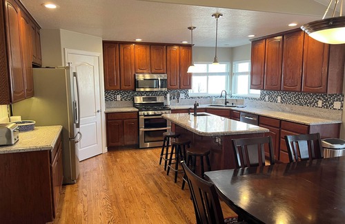 Snowbird House | 6 Bedroom, 4.5 Bathroom, 2 Kitchen - Spacious & Clean in Quiet Neighborhood