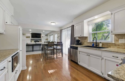 Overland Park House | 6 Beds Kings Game Room+Fenced Yard