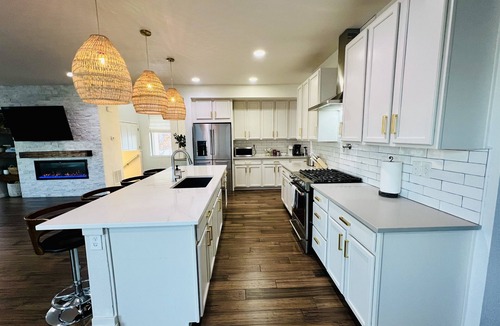 Arvada House | 6BR, 4 Bath Huge Kitchen Sleeps 12 Comfortably