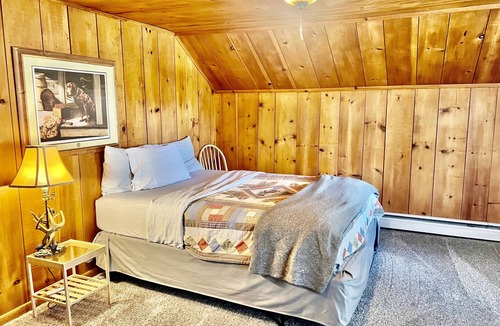 Decorah Cabin | 7 bedroom/3 bath Lodge on Canoe Creek in Decorah