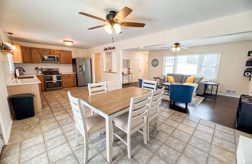 Kansas City House | 7 minutes to shopping and entertainment. Quiet farmhouse close to city w/pool.