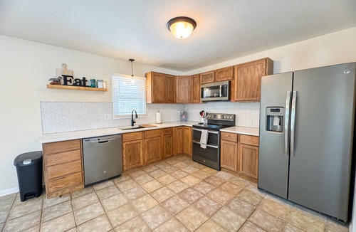 Kansas City House | 7 minutes to shopping and entertainment. Quiet farmhouse close to city w/pool.