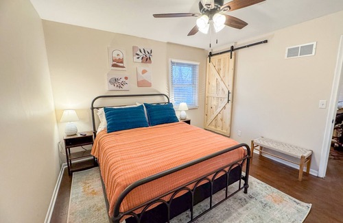 Kansas City House | 7 minutes to shopping and entertainment. Quiet farmhouse close to city w/pool.