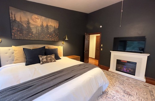 Brightwood Cabin | 8BR Riverfront Estate Sleep 22 ADA Sauna+Spa