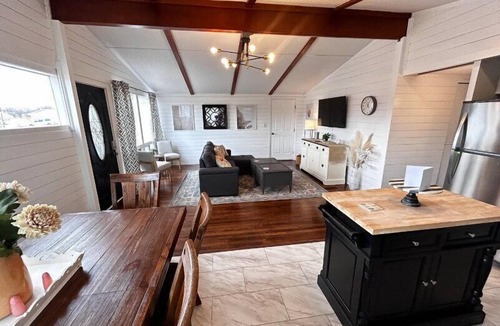Hamilton House | 8th Street Haven - House in DT Hamilton