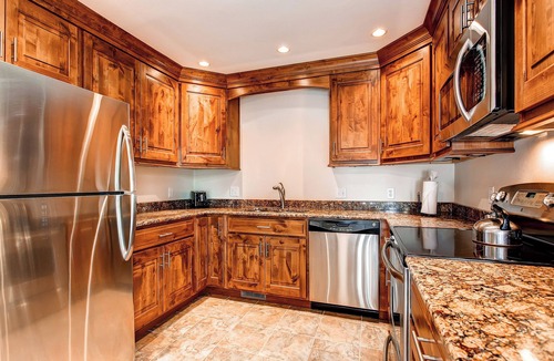 Breckenridge Condo | A Downtown Breck Oasis. Enjoy Convenience with Onsite Pool sh15
