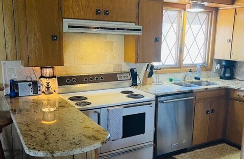 Howardwick Cabin | A spacious vintage cabin with 6 bedrooms and 2.5 bathrooms.