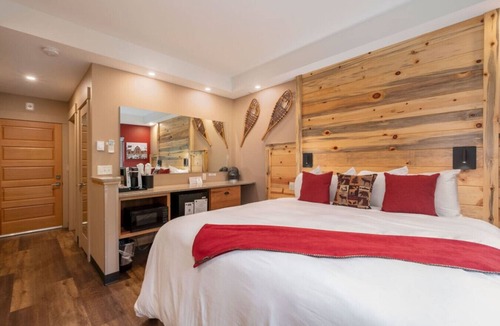 Estes Park Bed & Breakfast | AC, K Bed, Fireplace, Shared Hot Tub - Lodge 101